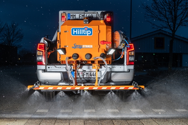 HILLTIP SprayStriker Solesprüher mit 1000 Liter Volumen auf einem Mitsubishi L200 PickUp